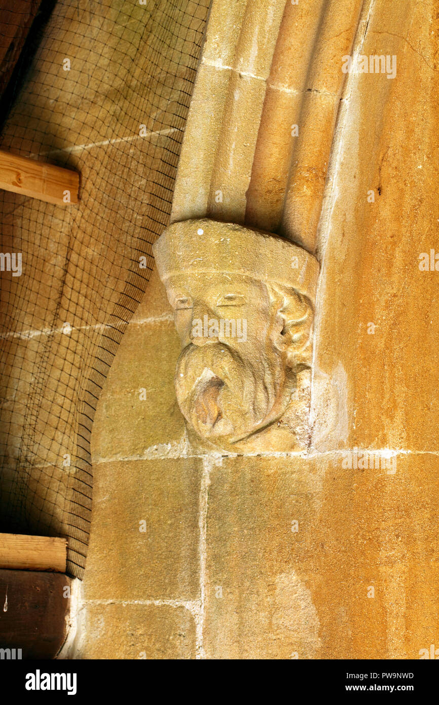 Les visages sculptés dans une église. Exemple de l'art des tailleurs de pierre dans les établissements religieux. Banque D'Images