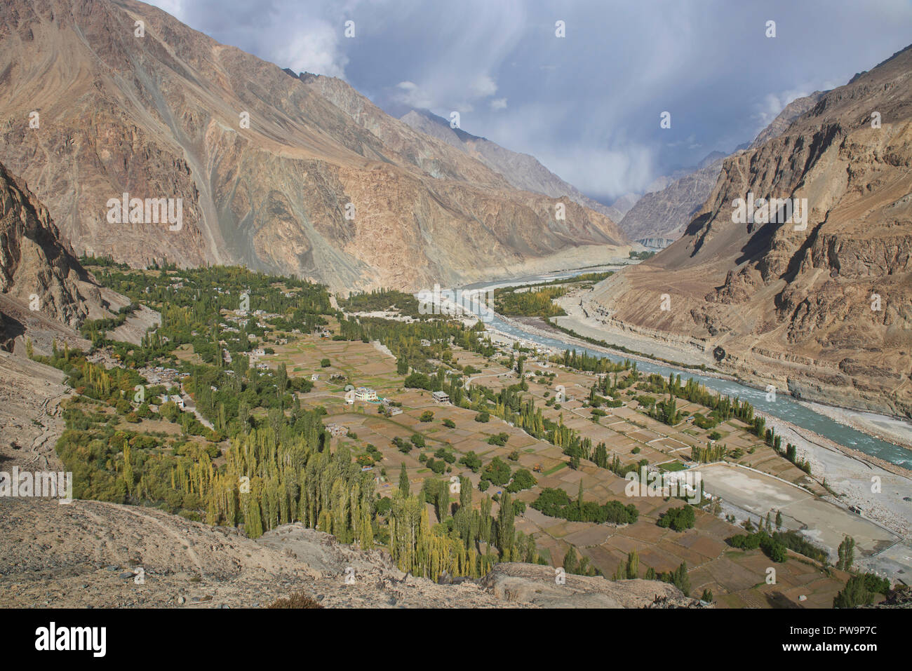 Le Balti village d'Turtuk, une fois que le Pakistan, qui fait maintenant partie du Ladakh, en Inde, en vue de l'automne dans le cadre de la gamme Karakoram et fleuves Shyok River Banque D'Images