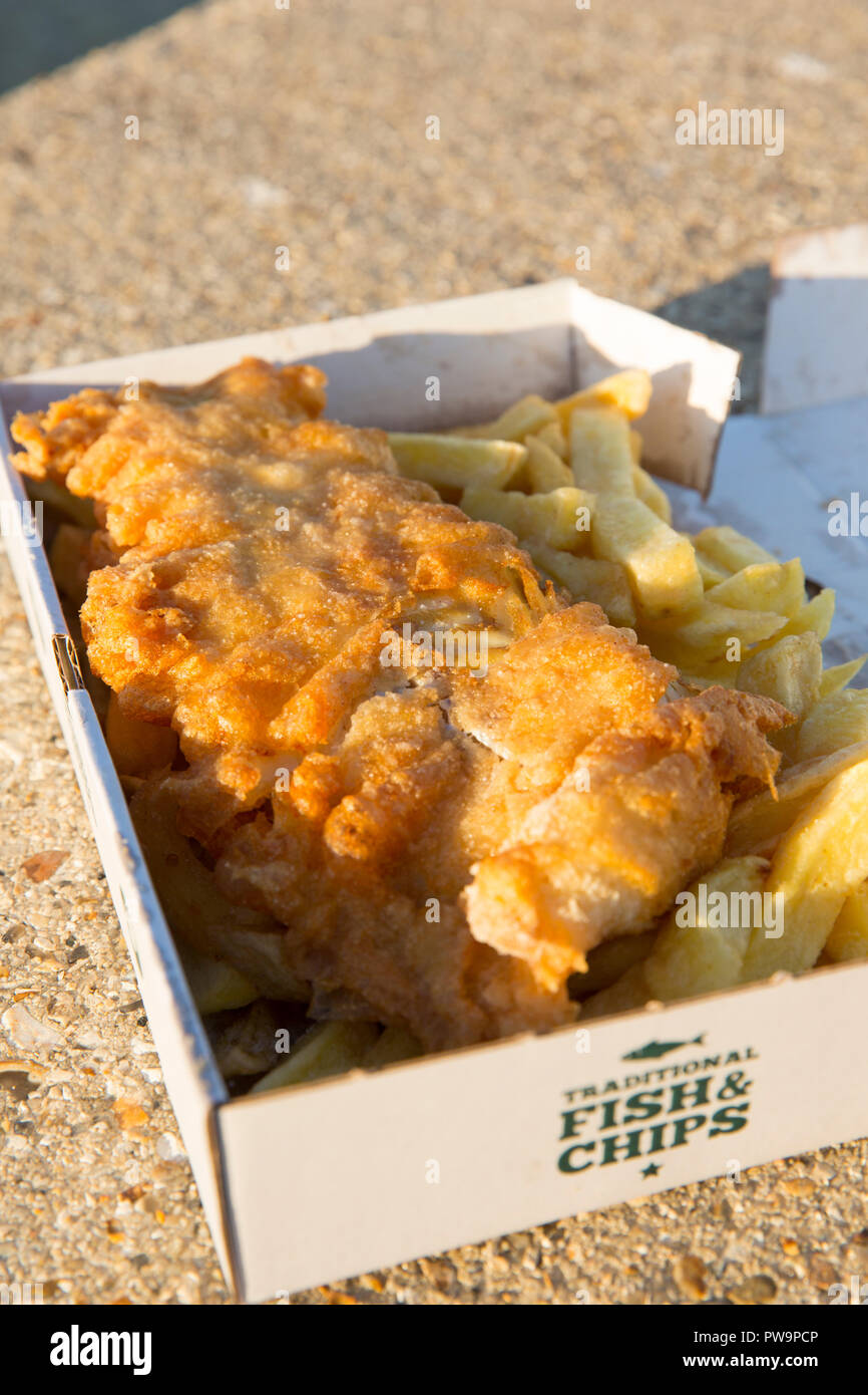 Une partie de la morue et des chips servi dans une boîte en carton sur le front de mer près de la jetée de Weymouth. Dorset England UK GB. Banque D'Images