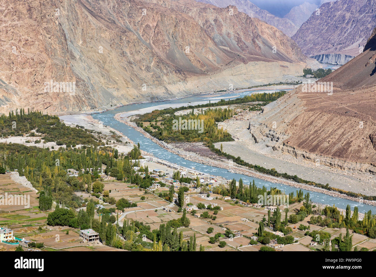 Le Balti village d'Turtuk, une fois que le Pakistan, qui fait maintenant partie du Ladakh, en Inde, en vue de l'automne dans le cadre de la gamme Karakoram et fleuves Shyok River Banque D'Images