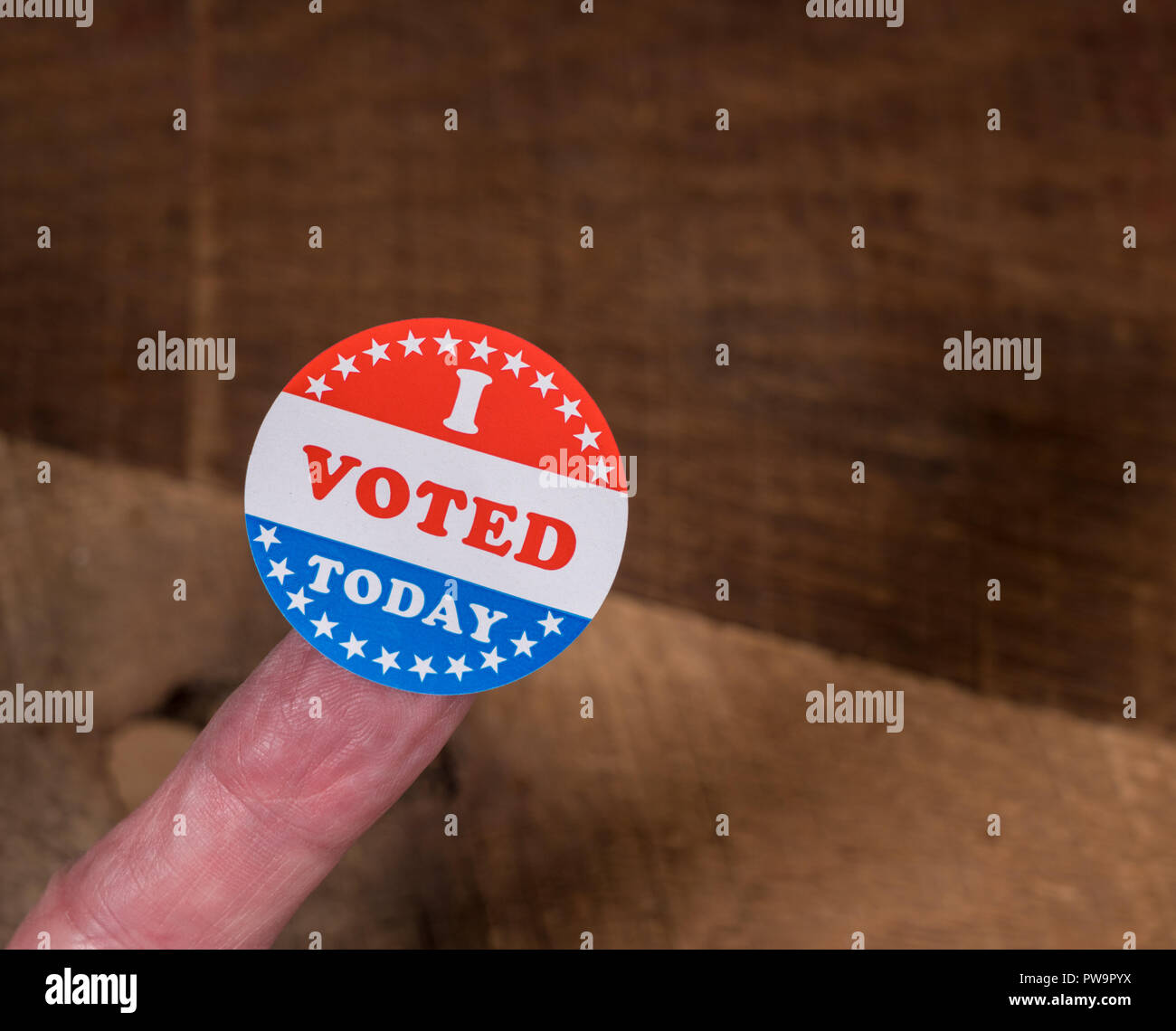 J'ai voté aujourd'hui le papier autocollant sur mans doigt sur table en bois rustique Banque D'Images