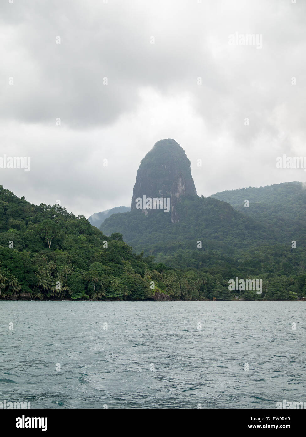 Pico João Dias Pai vu de la mer, derrière la forêt tropicale, Ile principe Banque D'Images