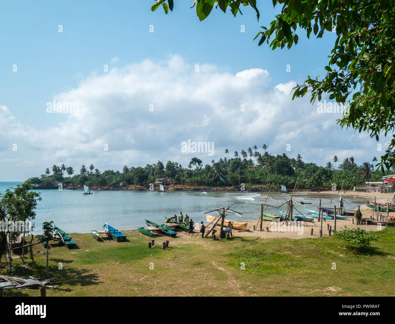Des barques de pêche sur la plage de São Tomé Banque D'Images