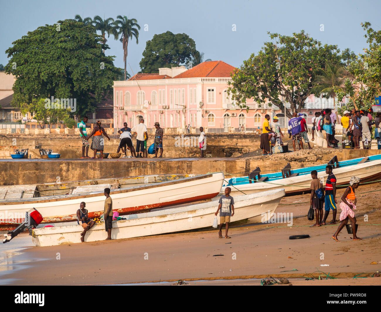 La vente du poisson par la mer à São Tomé Banque D'Images