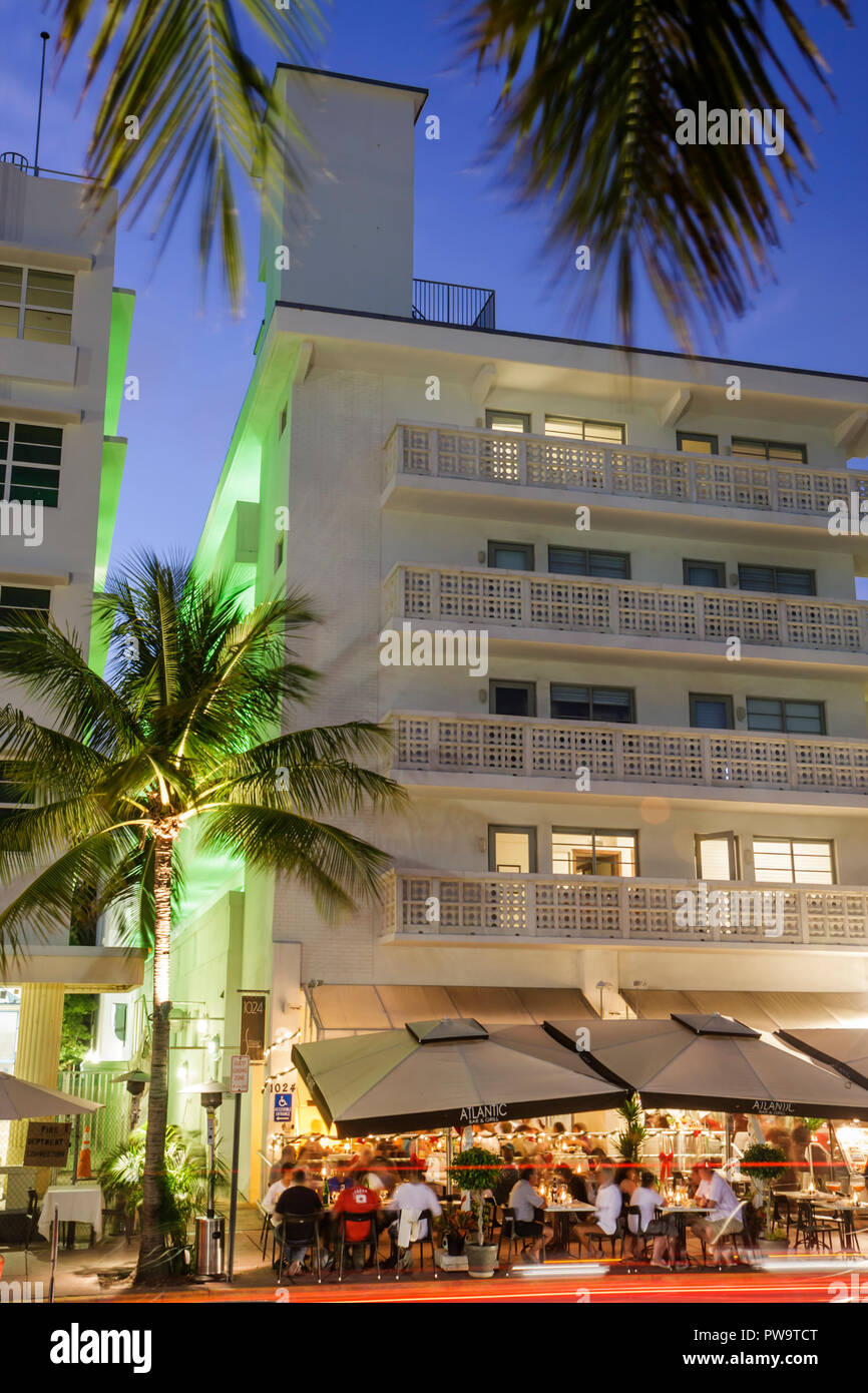 Miami Beach Florida, Ocean Drive, bâtiment, palmier, rue, café-terrasse, restaurant restaurants repas café cafés, dîners, terrasse extérieure Banque D'Images