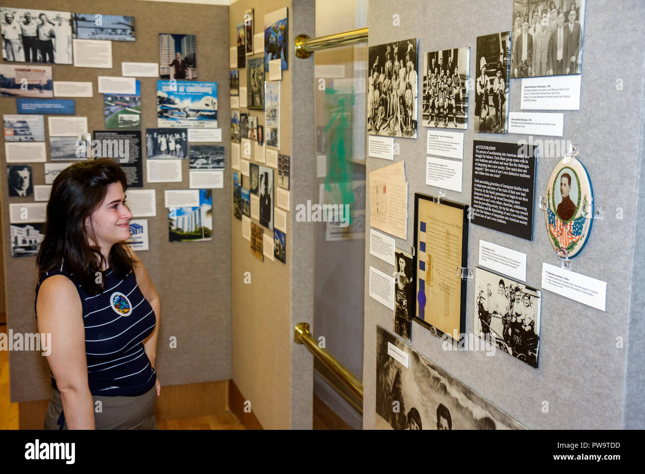 Miami Beach Florida, Musée juif de Floride, adultes femme femmes femme dame, exposition collection, produits vente d'exposition, educatio Banque D'Images