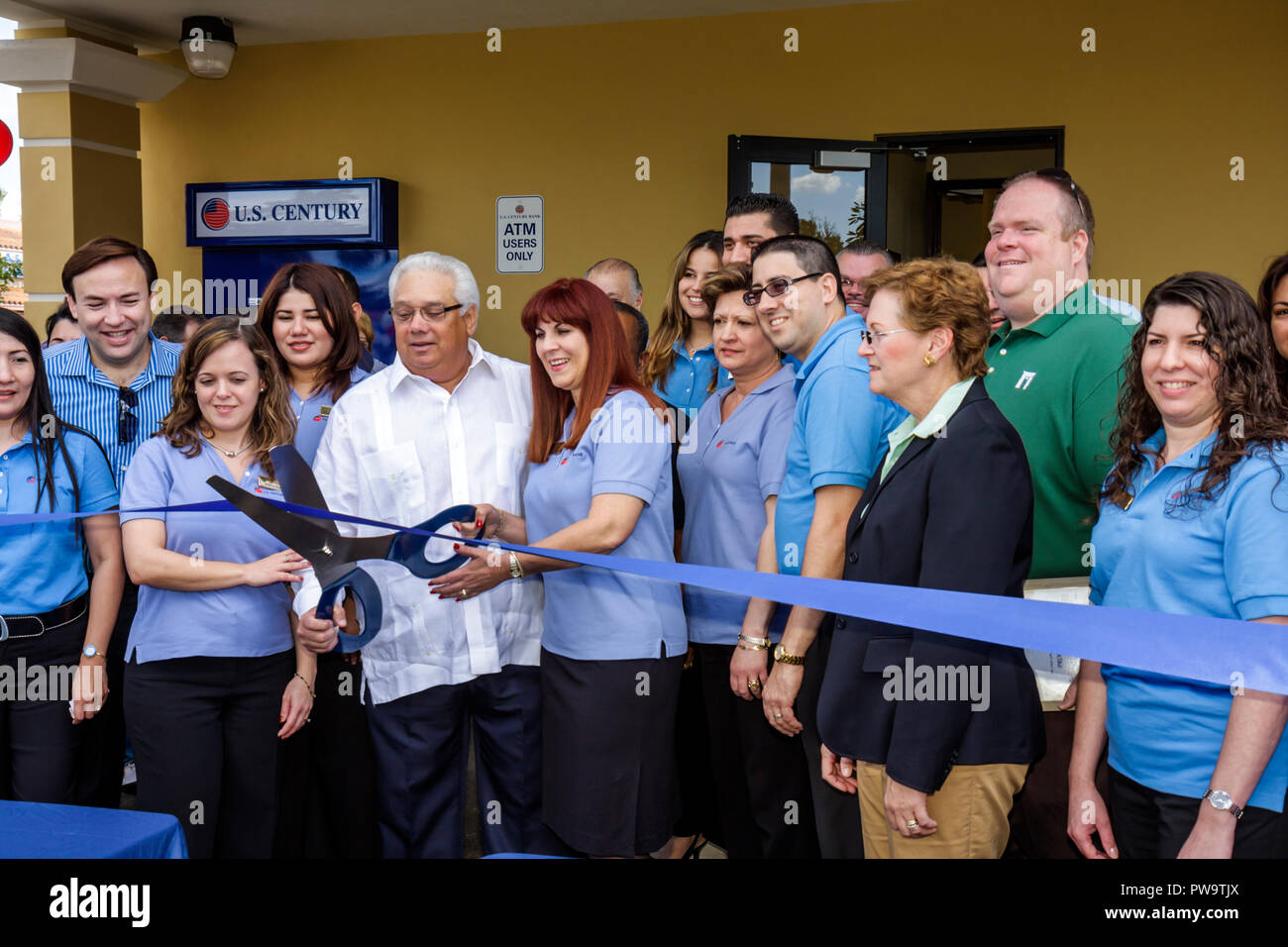 Miami Florida,Little Havana,Calle Ocho,8th Eighth Street,US Century Bank,banque,tailler de ruban,grande ouverture de la finance,économie,hispanique homme hommes hommes Banque D'Images