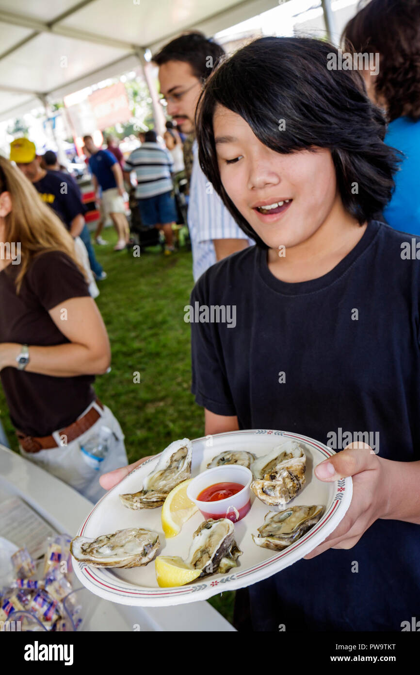 Miami Florida, Coconut Grove, Peacock Park, Great Taste of the Grove, Community Food Festival, festivals Fair, Taste, Tasting, Asian boy boys, male Kid Kids ch Banque D'Images