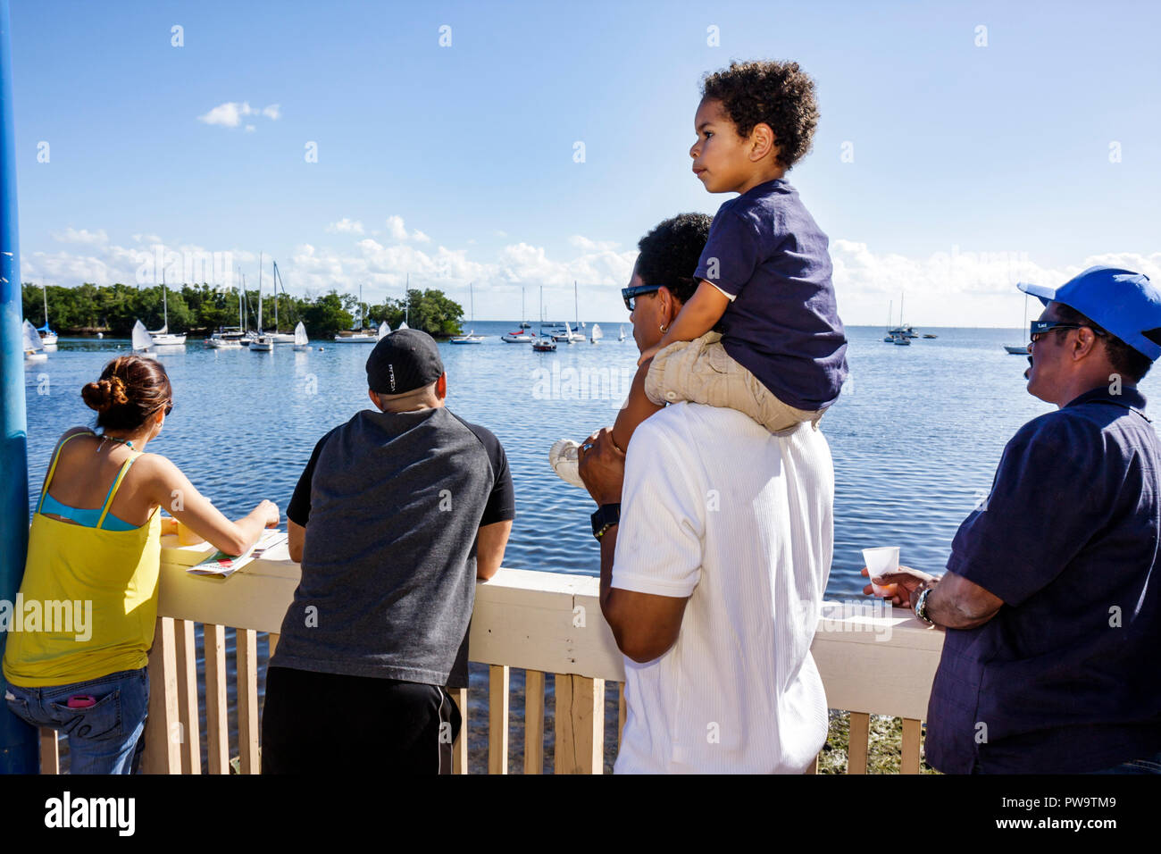 Miami Florida,Coconut Grove,Biscayne Bay Water,dock,quai,port de plaisance,voiliers,baie,Black Blacks Africains ethnie minoritaire,homme hommes hommes adultes, Banque D'Images