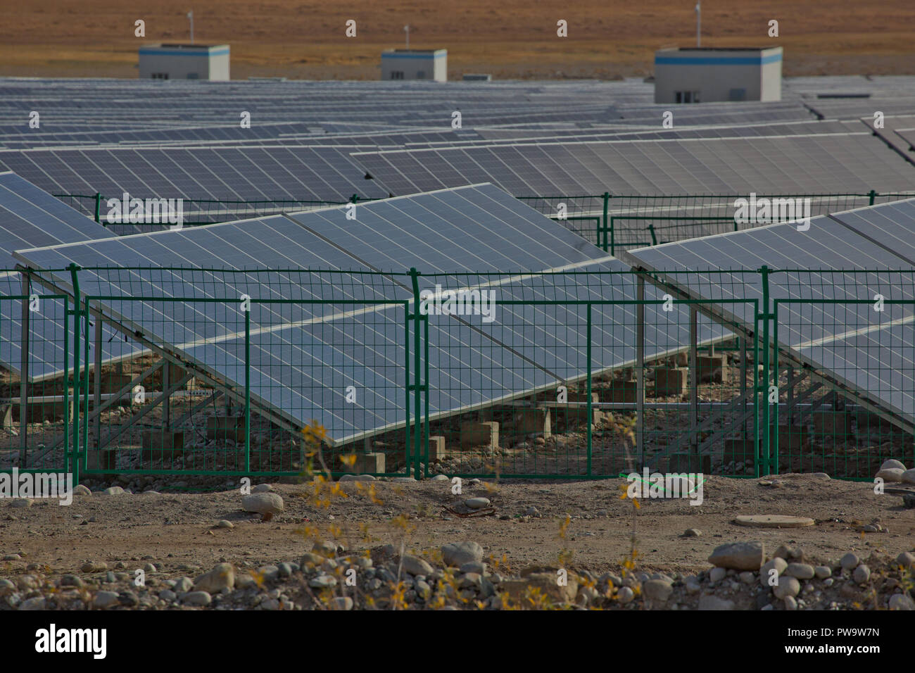 Des panneaux solaires dans la région du Xinjiang, Chine Banque D'Images