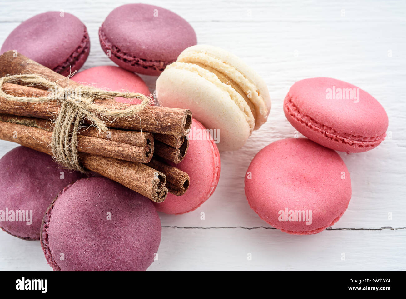 Macarons sucrés sur un fond blanc. Gâteaux à la mode. Banque D'Images