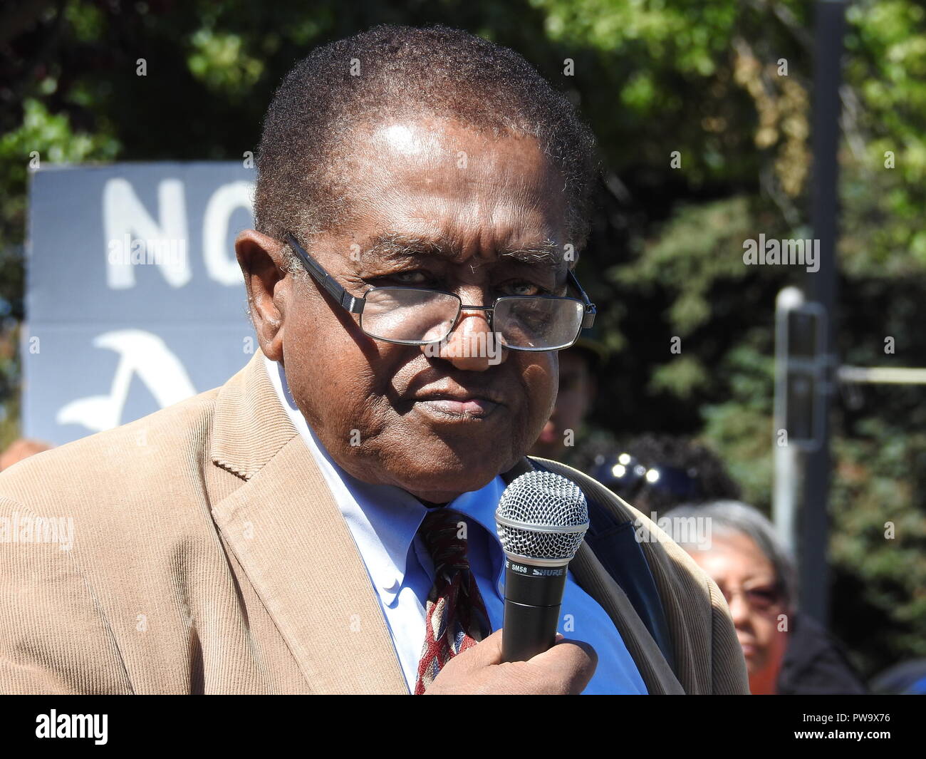 Black Panther Party co-fondateur Bobby Seale parle à l'extérieur de l'Peralta Community College des bureaux de district à Oakland, en Californie, le 19 septembre 2017, lors d'un rassemblement contre une proposition de l'Oakland A's pour construire un nouveau stade sur le site. Le Conseil d'administration du district plus tard rejeté la proposition de l'un. Banque D'Images