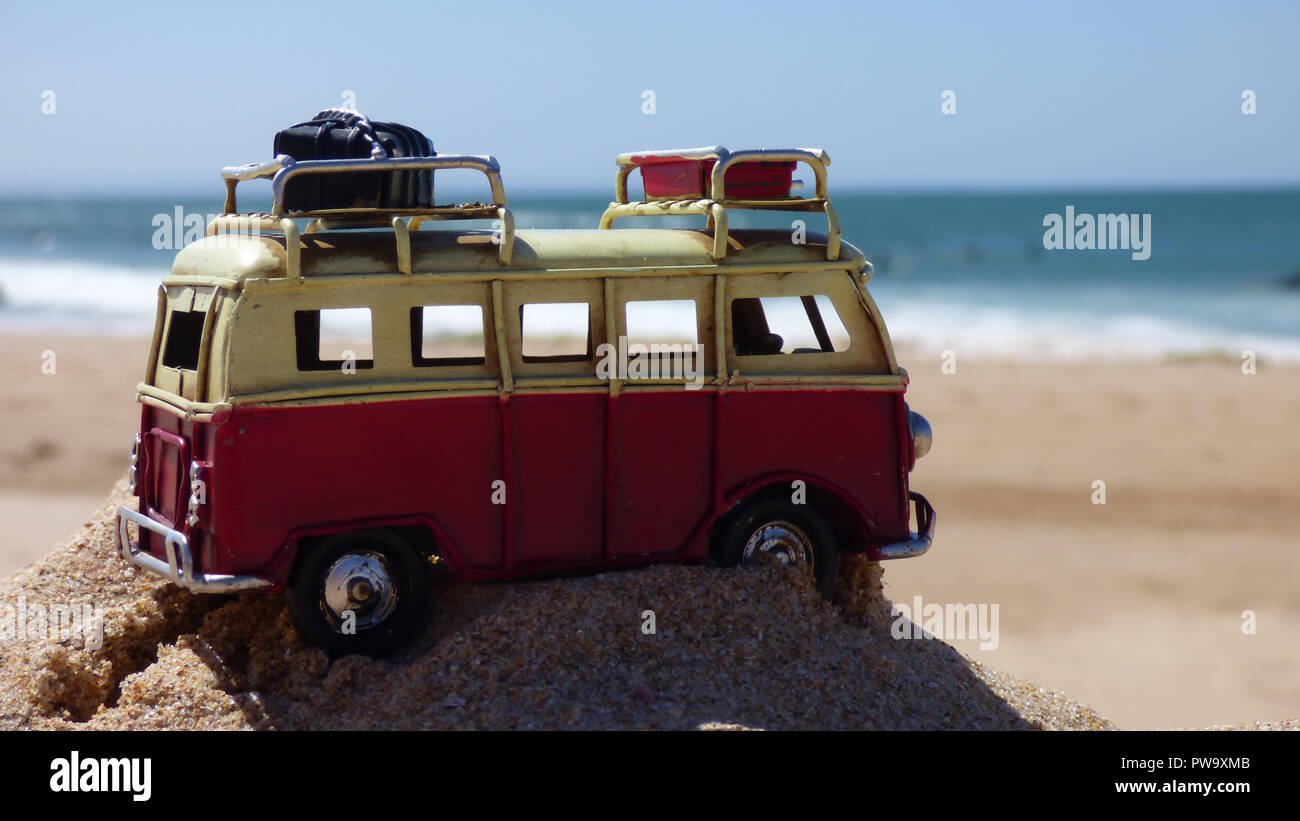 Vacances de plage Retro Van Toy bloqué dans le sable symbole typique Banque D'Images Vacances de plage Retro Van Toy bloqué dans le sable symbole typique Banque D'Images
