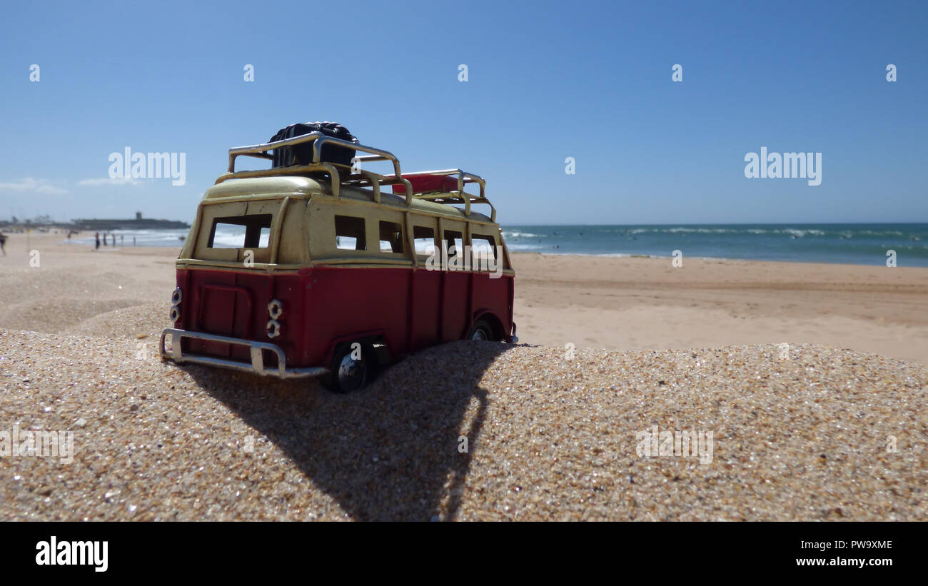 Vacances de plage Retro Van Toy bloqué dans le sable symbole typique Banque D'Images Vacances de plage Retro Van Toy bloqué dans le sable symbole typique Banque D'Images