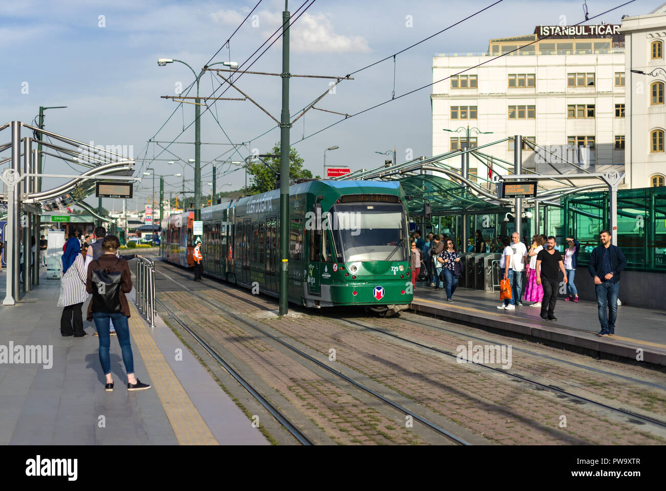 Un tram arrive à la station de tramway T1 d'Eminönü avec des gens debout sur la plate-forme, Istanbul, Turquie Banque D'Images