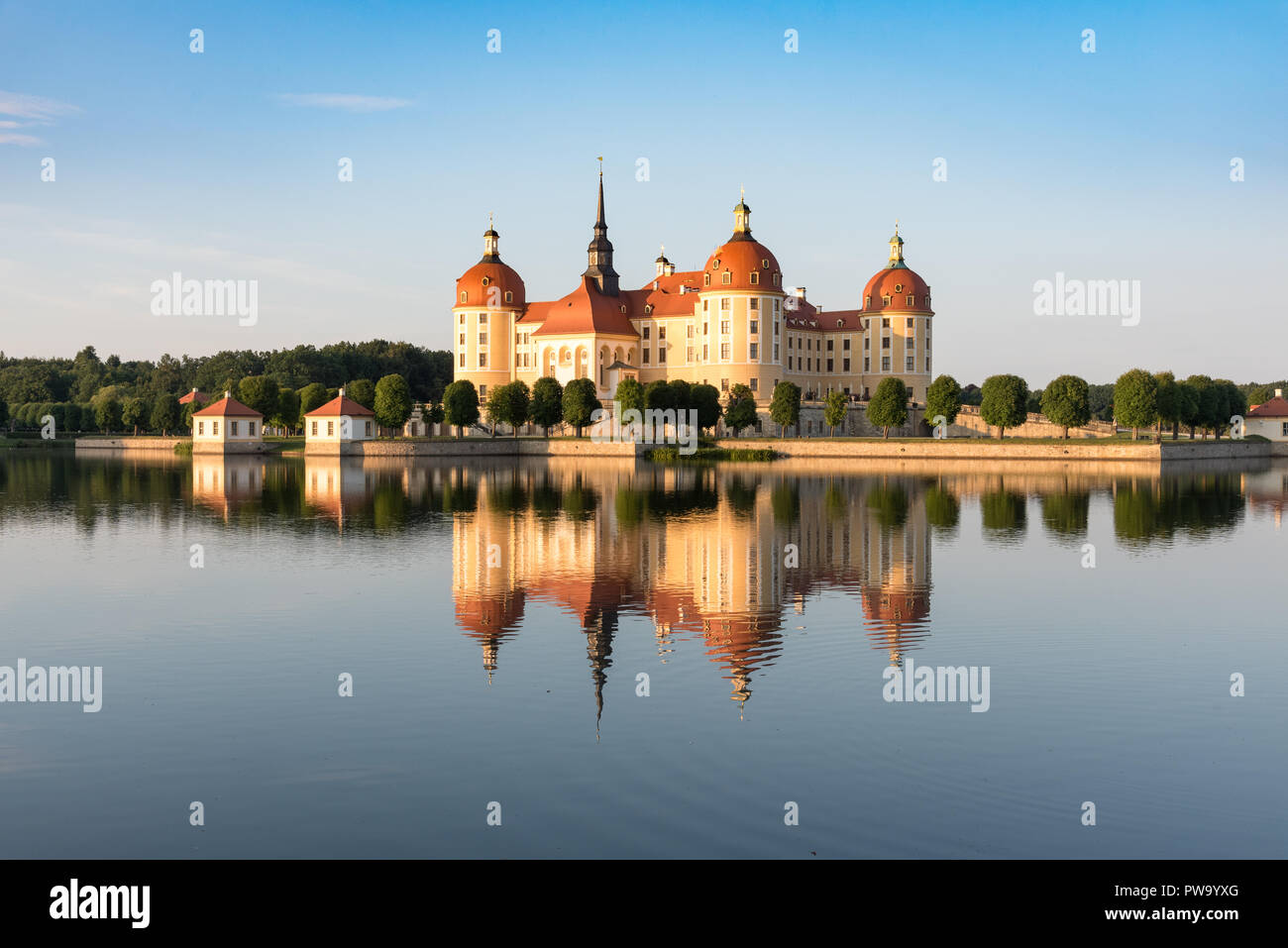 MORITZBURG, ALLEMAGNE - 18 juil 2017 : Château de Moritzburg (près de Dresde) en miroir dans l'eau Banque D'Images