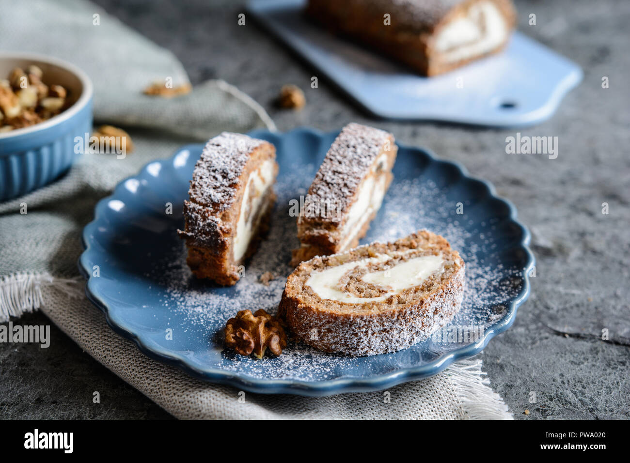 Roulade de meringue noix délicieux avec la crème vanille au mascarpone Banque D'Images