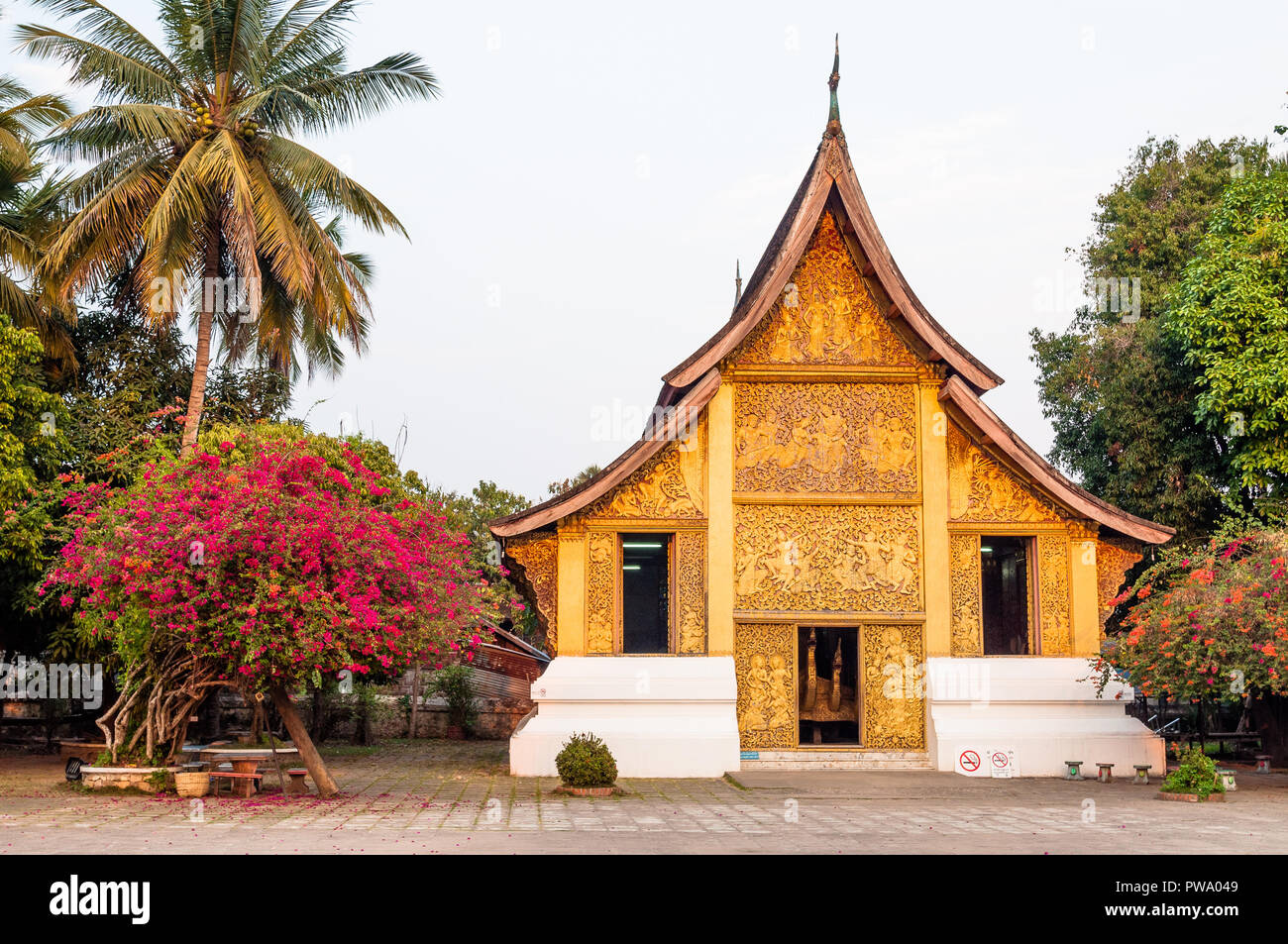 Temple Wat Xieng Thong, Luang Prabang avant le coucher du soleil Banque D'Images