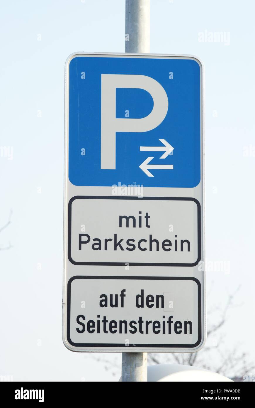 Parking sign mit Parkschein auf dem Seitenstreifen Parksituation à Berlin  Photo Stock - Alamy