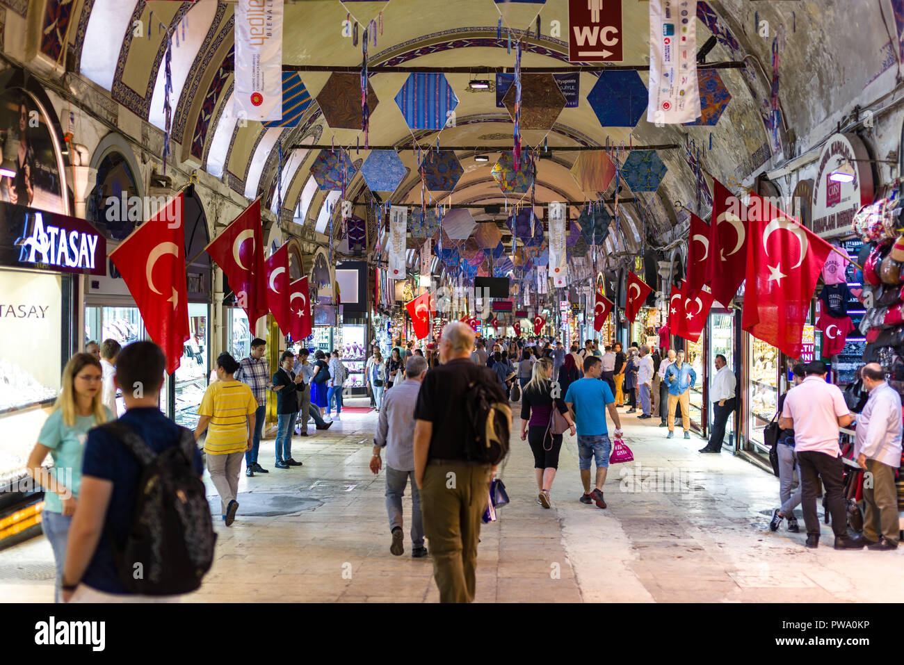 Vue de la Kapalı Çarşı ou Grand bazar avec les gens de l'intérieur des éléments de navigation dans les différents petits magasins, Istanbul, Turquie Banque D'Images