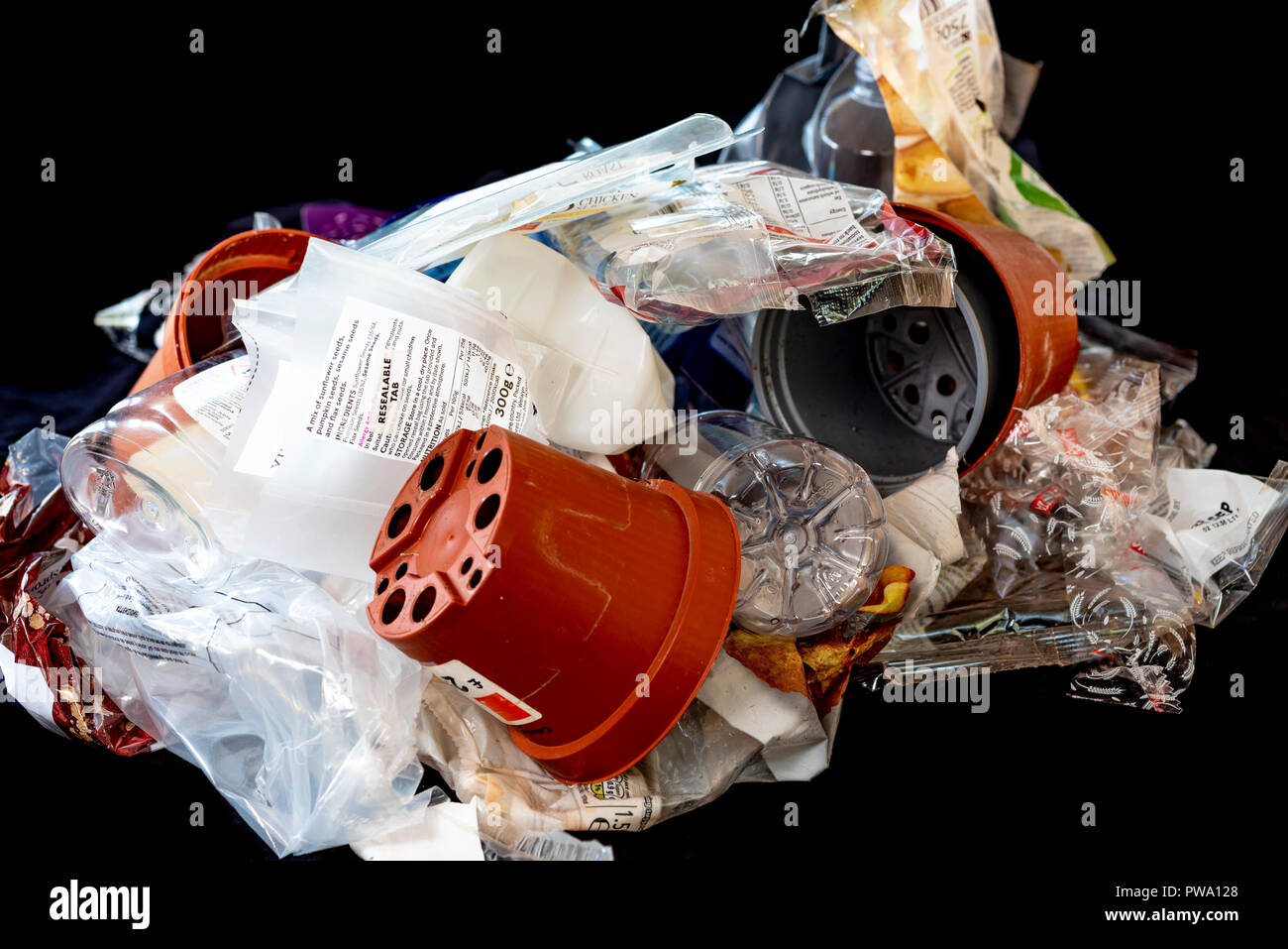 Pile de différentes matières plastiques, certains sont recyclables d'autres pas. Banque D'Images