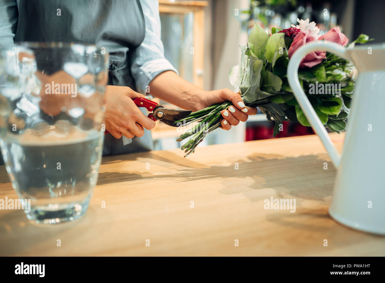 L'arrangement fleurs de fleuriste en boutique Banque D'Images