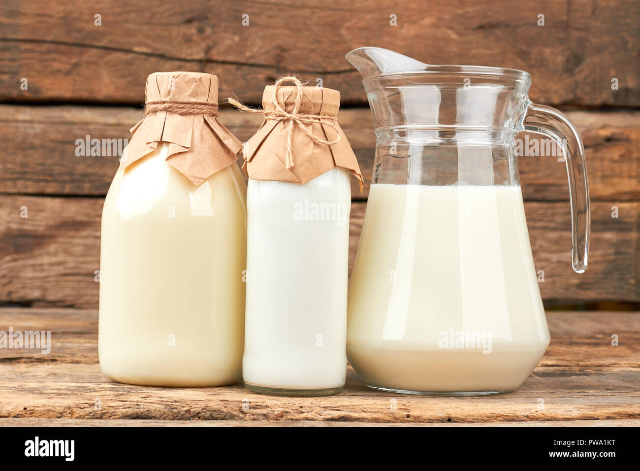 Le lait de vache biologique dans des plats en verre. Style Vintage bouteilles de lait et de crème sure. Le lait naturel pour la santé. Banque D'Images