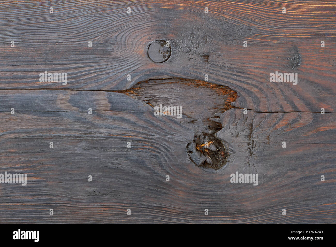 Conseil en bois sombre avec des fissures. Belle vieille texture bois naturel. Banque D'Images