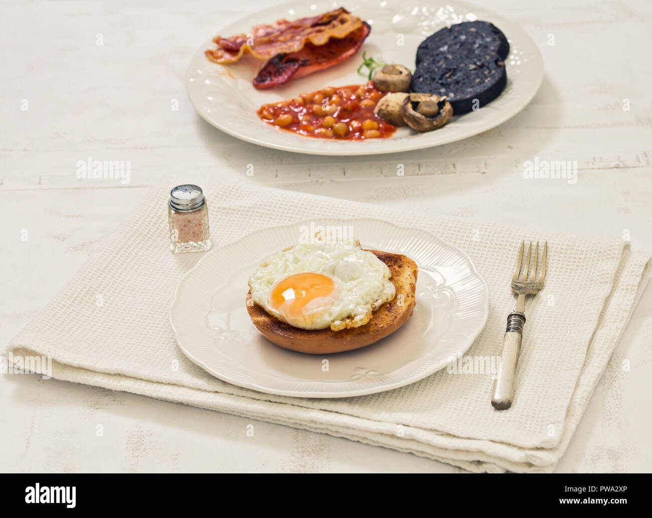 Le petit déjeuner anglais complet sur fond blanc table rustique Banque D'Images