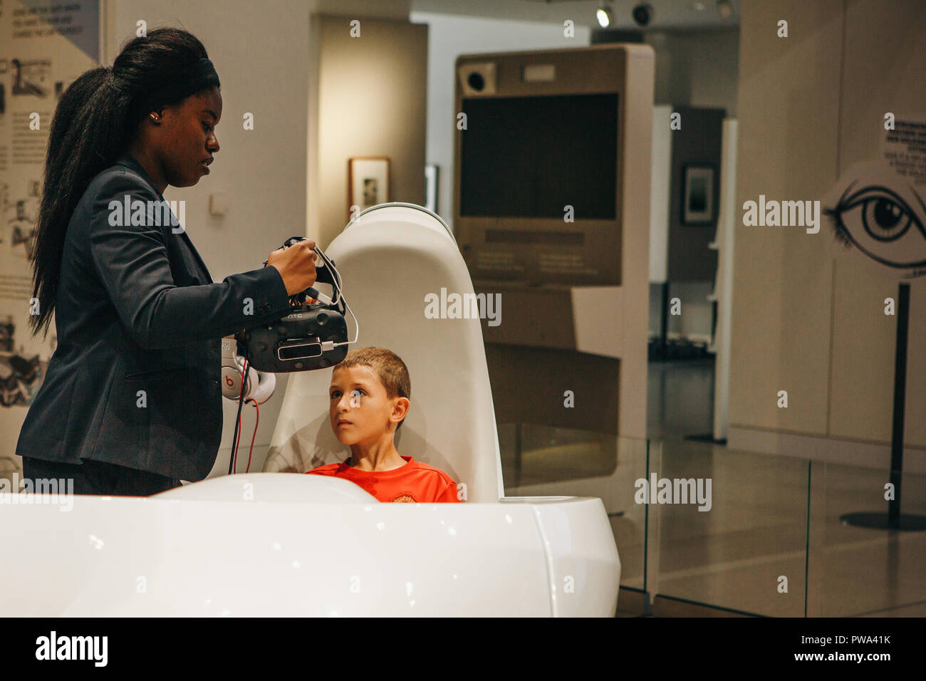 Berlin, le 29 août 2018 : conduite virtuel avec l'aide de lunettes virtuelle du nouveau concept car Volkswagen I.D. La conduite virtuelle de la voiture de l'avenir lors de l'exposition en voiture Volkswagen Group Forum. Banque D'Images