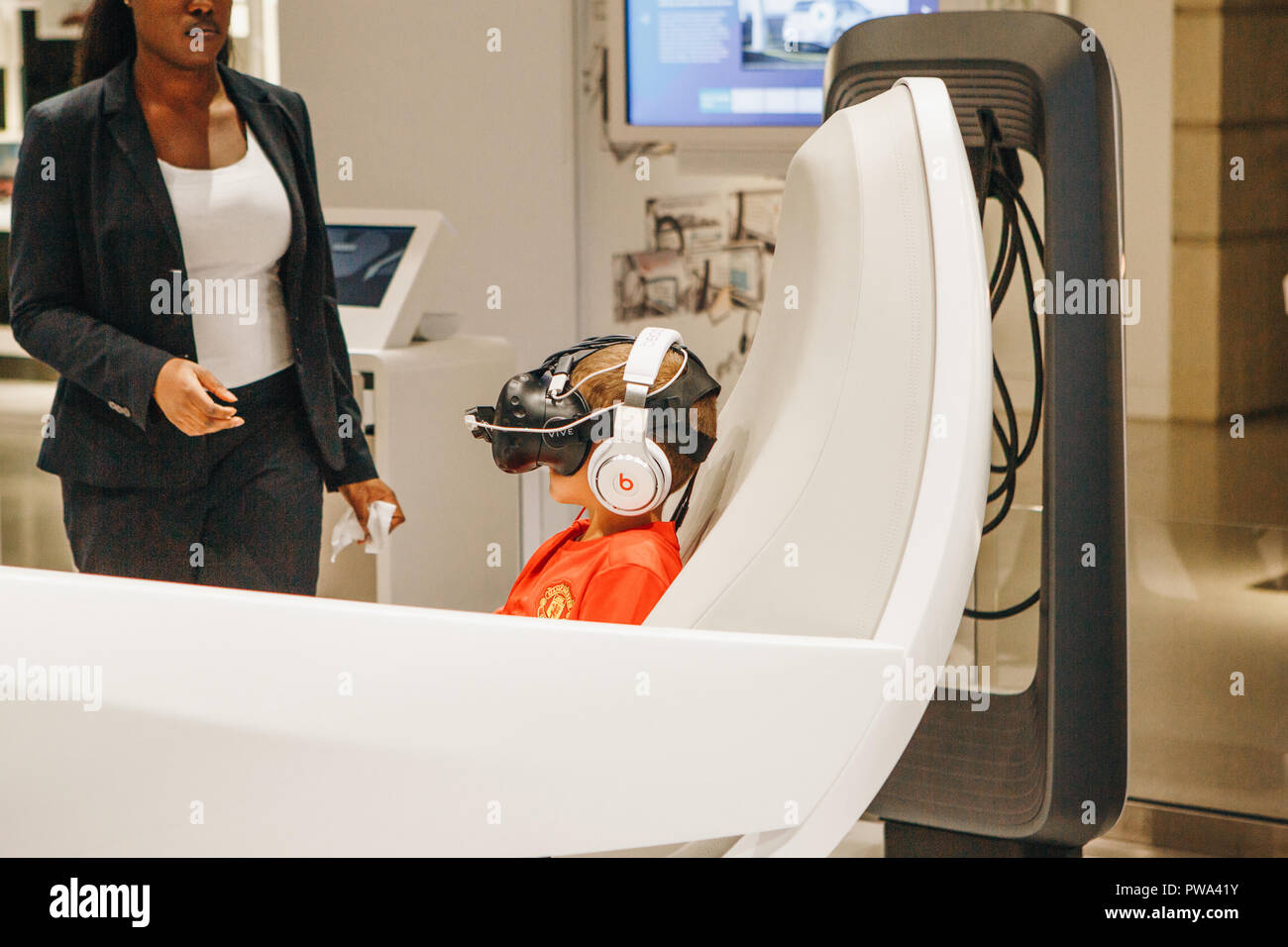 Berlin, le 29 août 2018 : conduite virtuel avec l'aide de lunettes virtuelle du nouveau concept car Volkswagen I.D. La conduite virtuelle de la voiture de l'avenir lors de l'exposition en voiture Volkswagen Group Forum. Banque D'Images