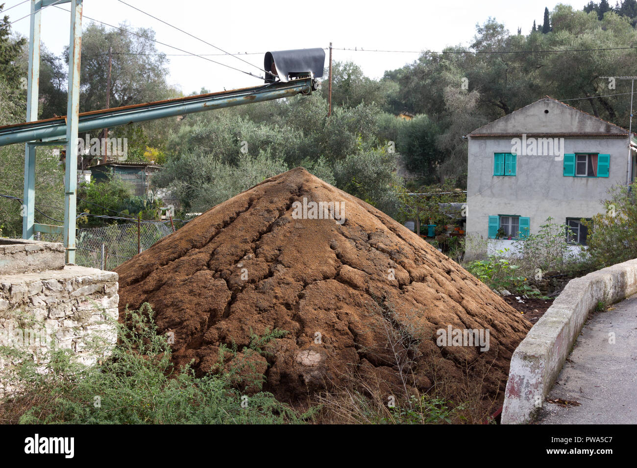 Déchets d'olive tas sur l'île de Paxos, Grèce Banque D'Images