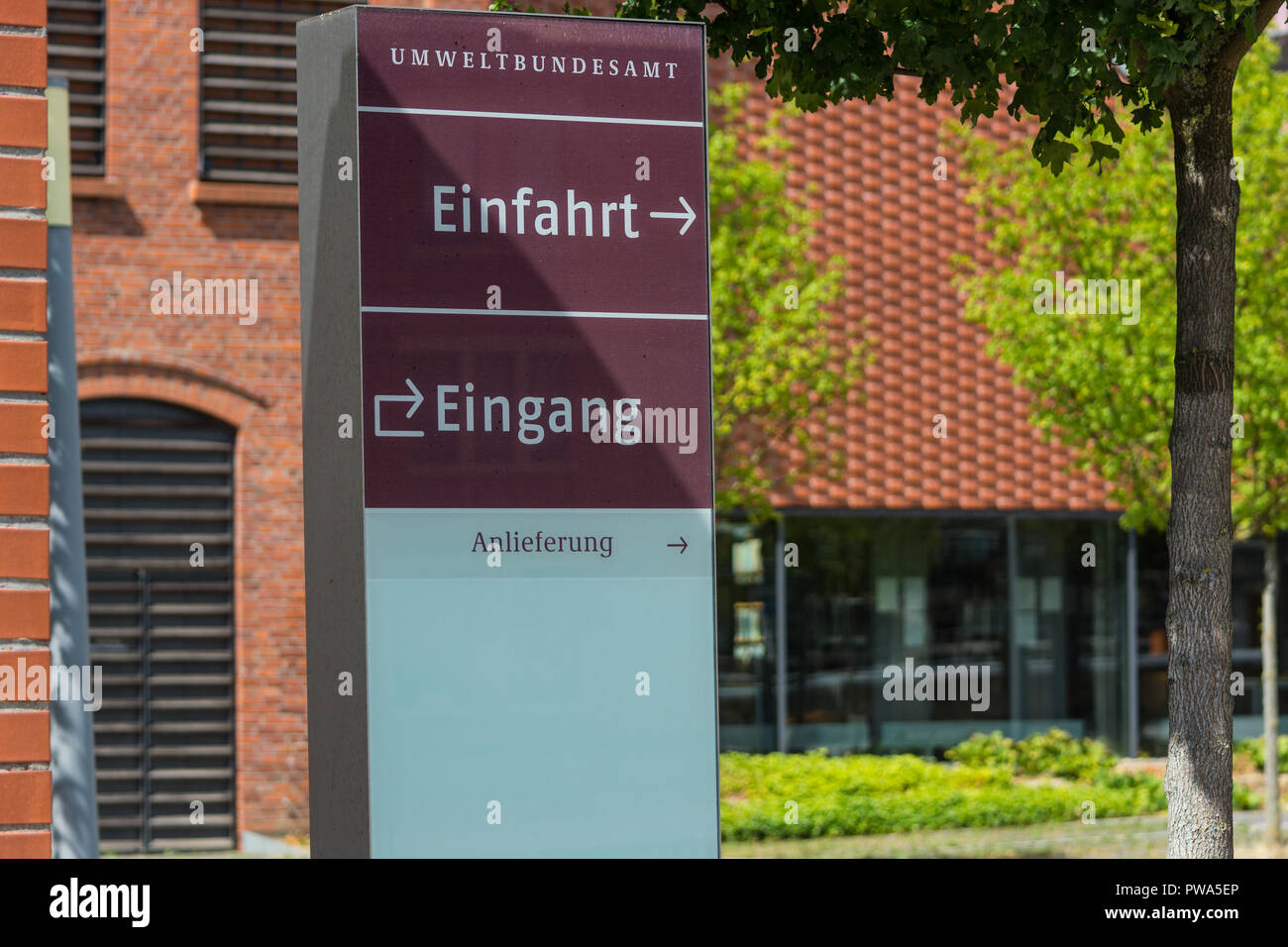 Entrée de l'Agence fédérale de l'environnement à Dessau en premier plan un panneau avec l'inscription en allemand - l'entrée, l'entrée de l'Environnement fédéral Ag Banque D'Images