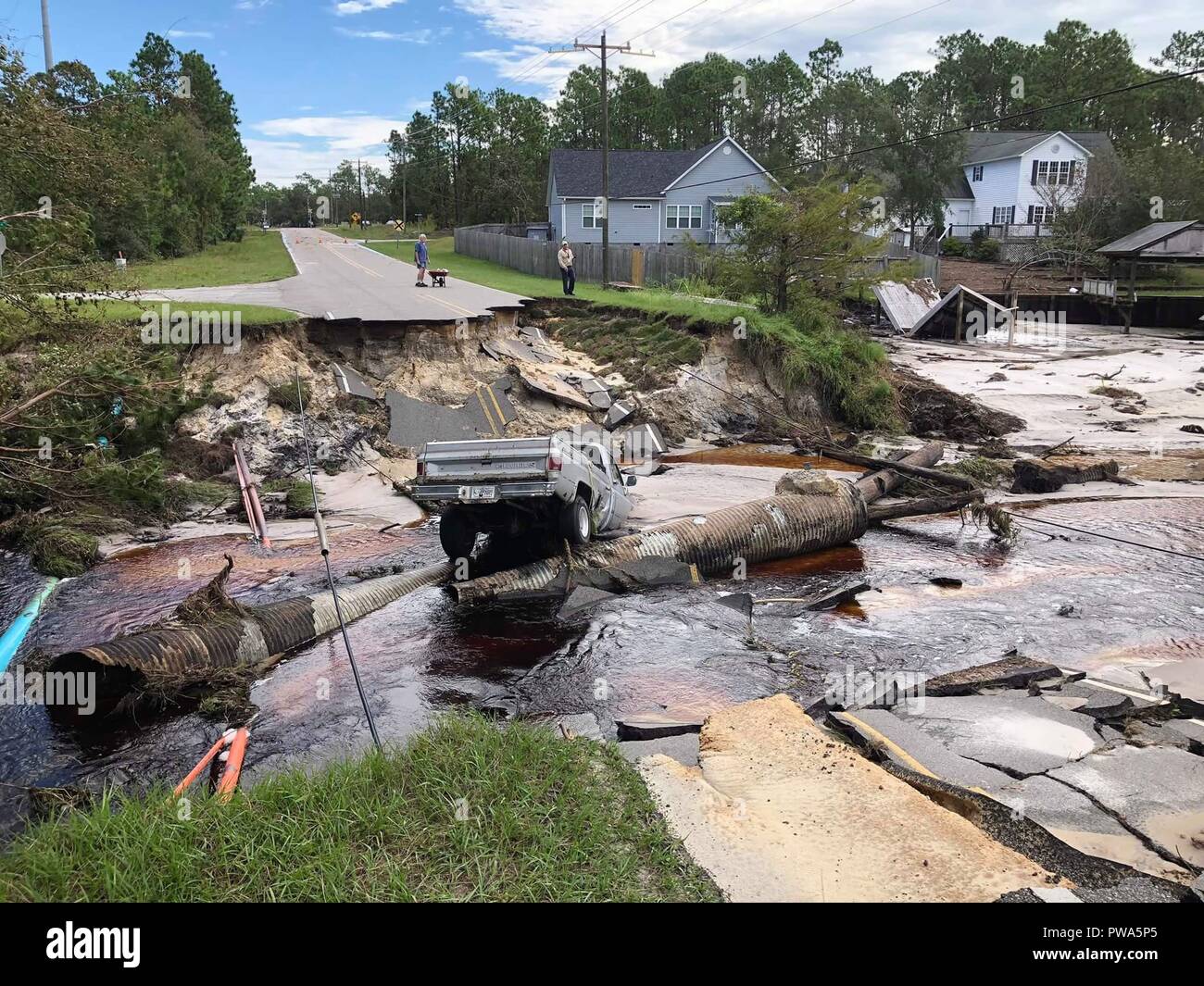 Les propriétaires d'afficher un lavé road causés par l'inondation massive de la tempête tropicale Florence le 12 septembre 2018 à Charlotte, Caroline du Nord. Banque D'Images