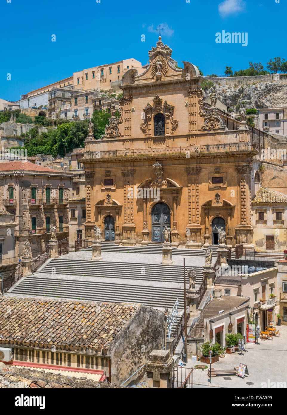 Vue panoramique à Modica avec la Cathédrale de San Pietro et le Duomo de San Giorgio en arrière-plan. La Sicile, le sud de l'Italie. Banque D'Images