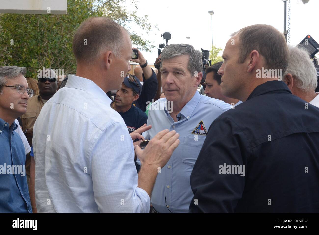 Gouverneur de la Caroline du Nord, Roy Cooper center, accompagné par l'administrateur de la FEMA, droite, longue Brock visiter les premiers intervenants à la suite de la tempête tropicale Florence, 18 septembre 2018 à Wilmington, Caroline du Nord. Banque D'Images