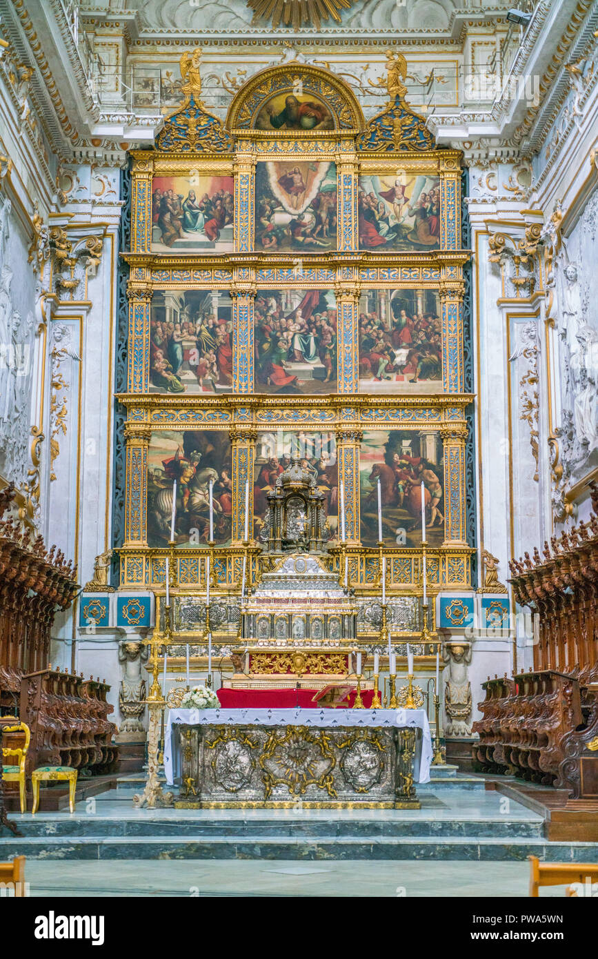 Autel principal dans le Duomo de San Giorgio à Modica, bel exemple d'art baroque sicilien la Sicile, le sud de l'Italie. Banque D'Images
