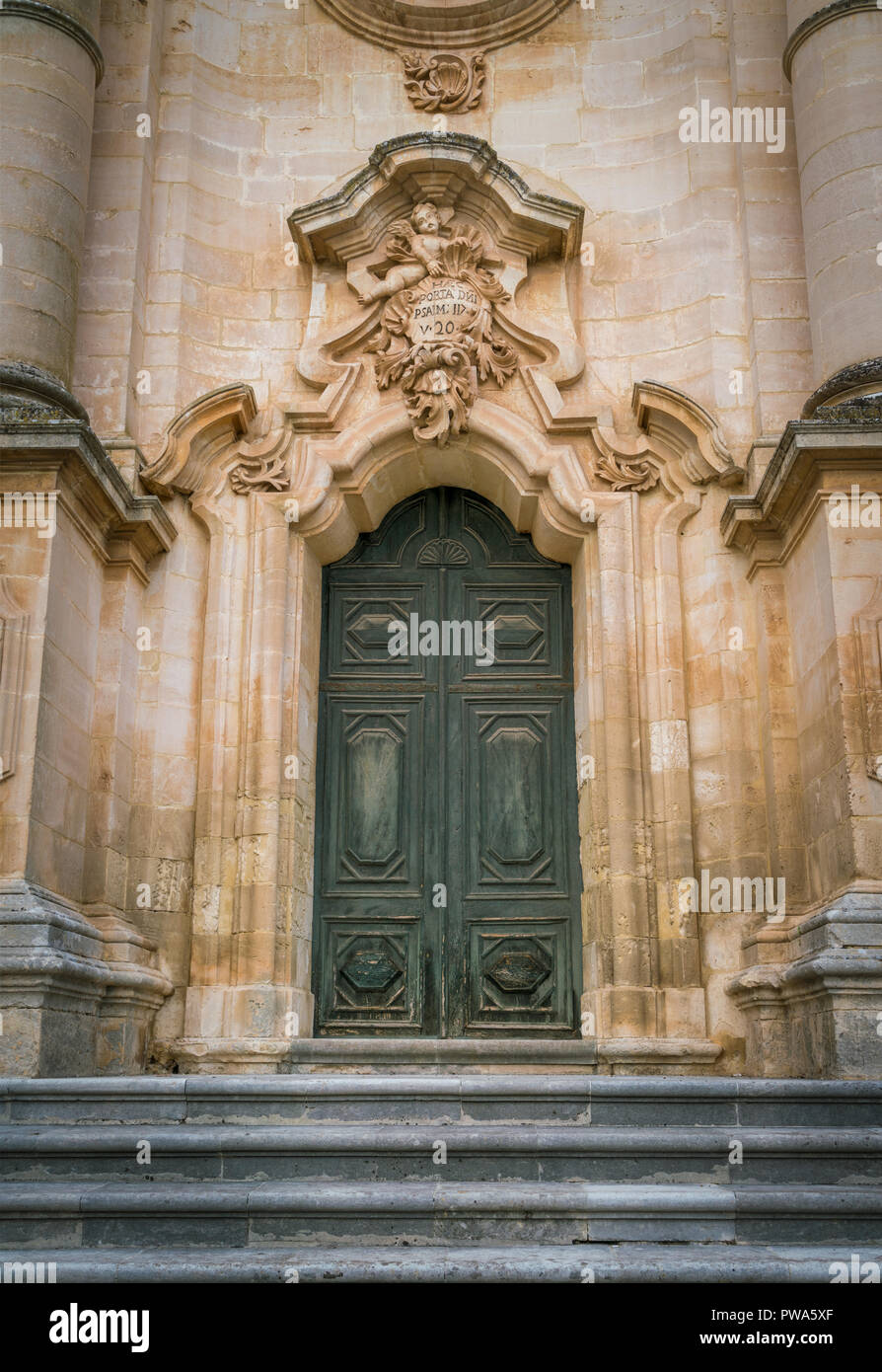 Porte ornée de la Duomo de San Giorgio à Modica, bel exemple d'art baroque sicilien la Sicile, le sud de l'Italie. Banque D'Images