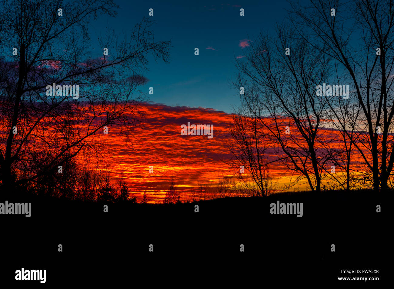 Beau coucher du soleil orange à Magog, QC, CA. Prises avec un Canon 5D Mark 3 et un Canon 24-70 L'objectif. Banque D'Images