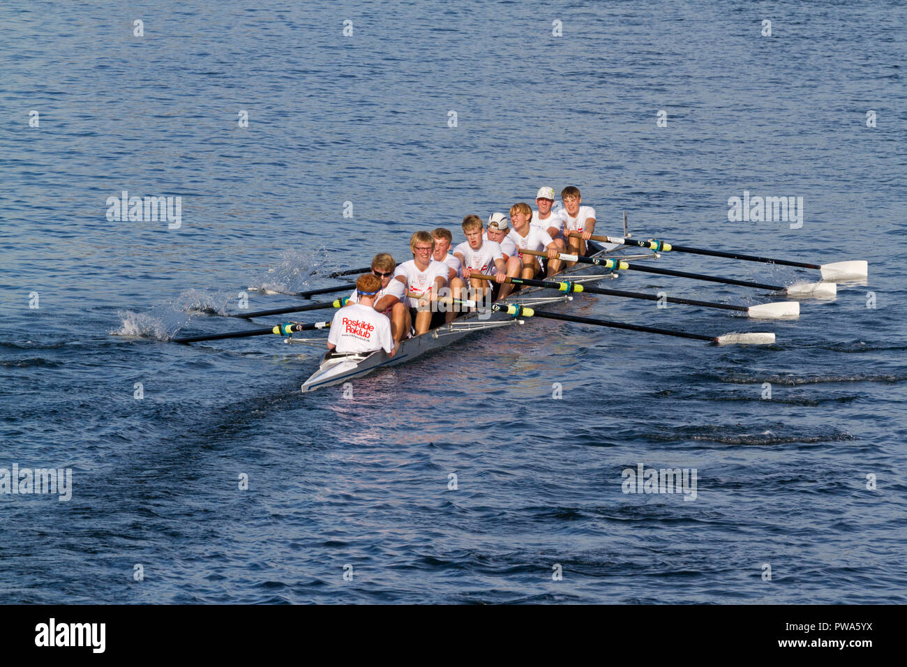 L'équipe de junior danois combiné plus de clubs à Roskilde Rowing Club est entré dans la 2e couleurs JM8 + à 23:18 dans la course de 6,5 km port de Copenhague 2018 Banque D'Images