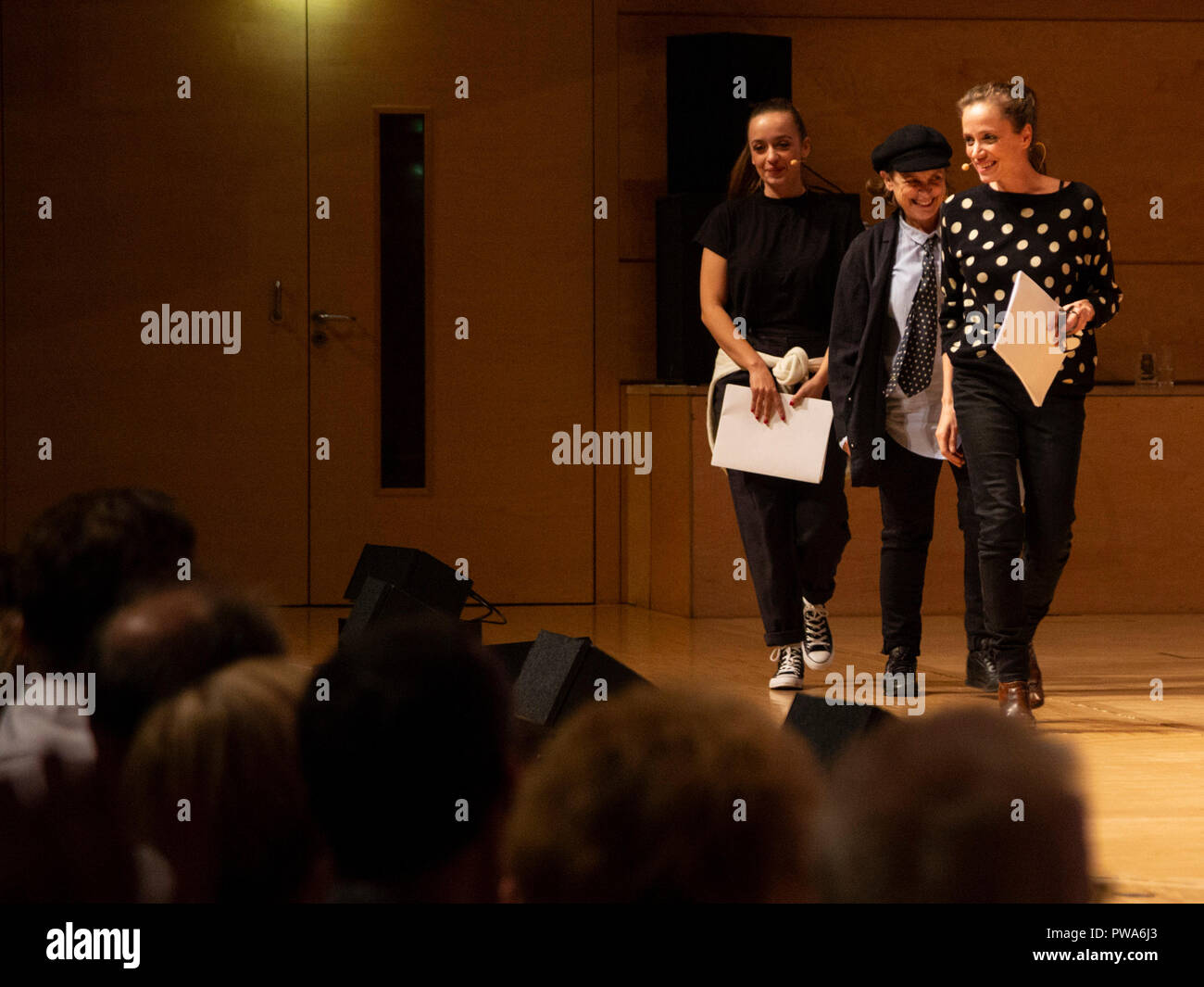 Essen, Allemagne. 10 octobre 2018. Trois générations de la famille, Katharina Thalbach Thalbach, Nellie Thalbach et Anna Thalbach dans une lecture à propos de "familles". La seconde allumé.RUHR literature festival a lieu du 9 au 14 octobre 2018 avec plus de 80 événements dans la région de la Ruhr. Banque D'Images