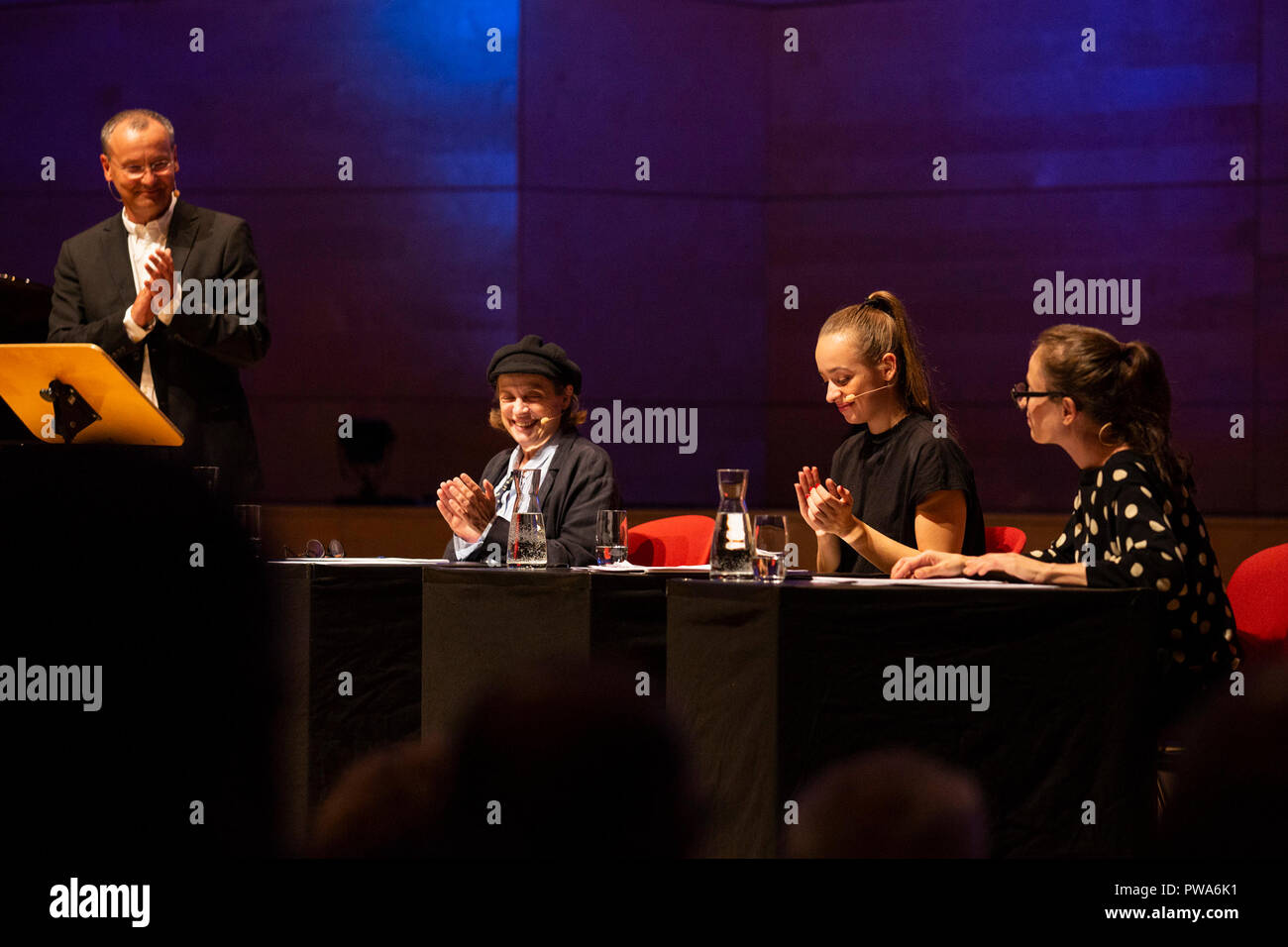 Essen, Allemagne. 10 octobre 2018. Trois générations de la famille, Katharina Thalbach Thalbach, Nellie Thalbach et Anna Thalbach dans une lecture à propos de "familles". La seconde allumé.RUHR literature festival a lieu du 9 au 14 octobre 2018 avec plus de 80 événements dans la région de la Ruhr. Banque D'Images