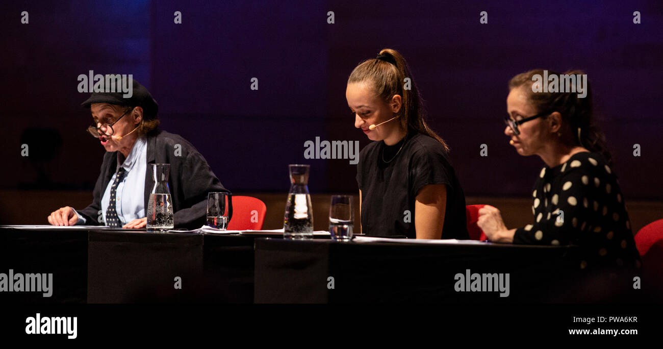 Essen, Allemagne. 10 octobre 2018. Trois générations de la famille, Katharina Thalbach Thalbach, Nellie Thalbach et Anna Thalbach dans une lecture à propos de "familles". La seconde allumé.RUHR literature festival a lieu du 9 au 14 octobre 2018 avec plus de 80 événements dans la région de la Ruhr. Banque D'Images
