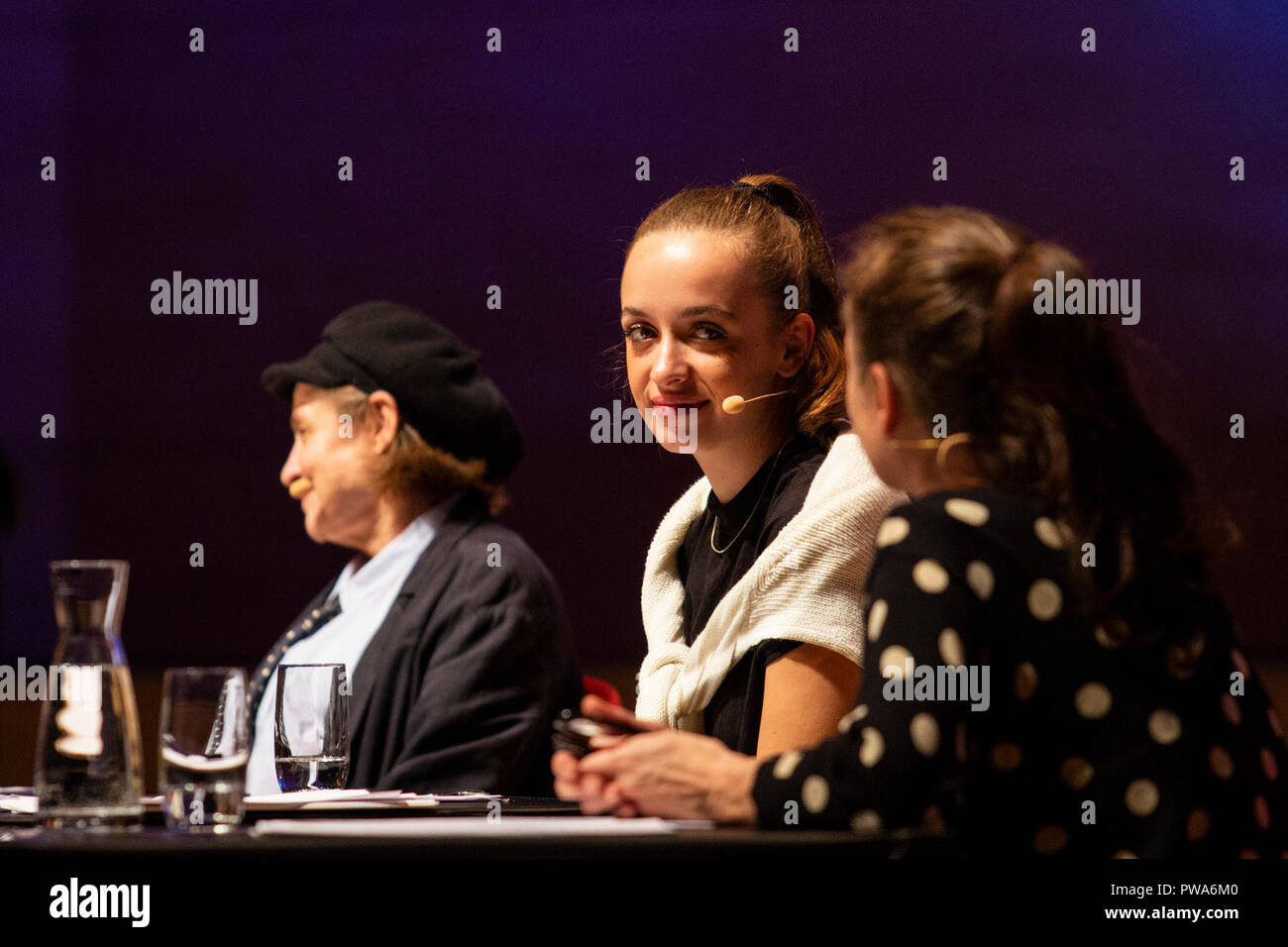 Essen, Allemagne. 10 octobre 2018. Trois générations de la famille, Katharina Thalbach Thalbach, Nellie Thalbach et Anna Thalbach dans une lecture à propos de "familles". La seconde allumé.RUHR literature festival a lieu du 9 au 14 octobre 2018 avec plus de 80 événements dans la région de la Ruhr. Banque D'Images