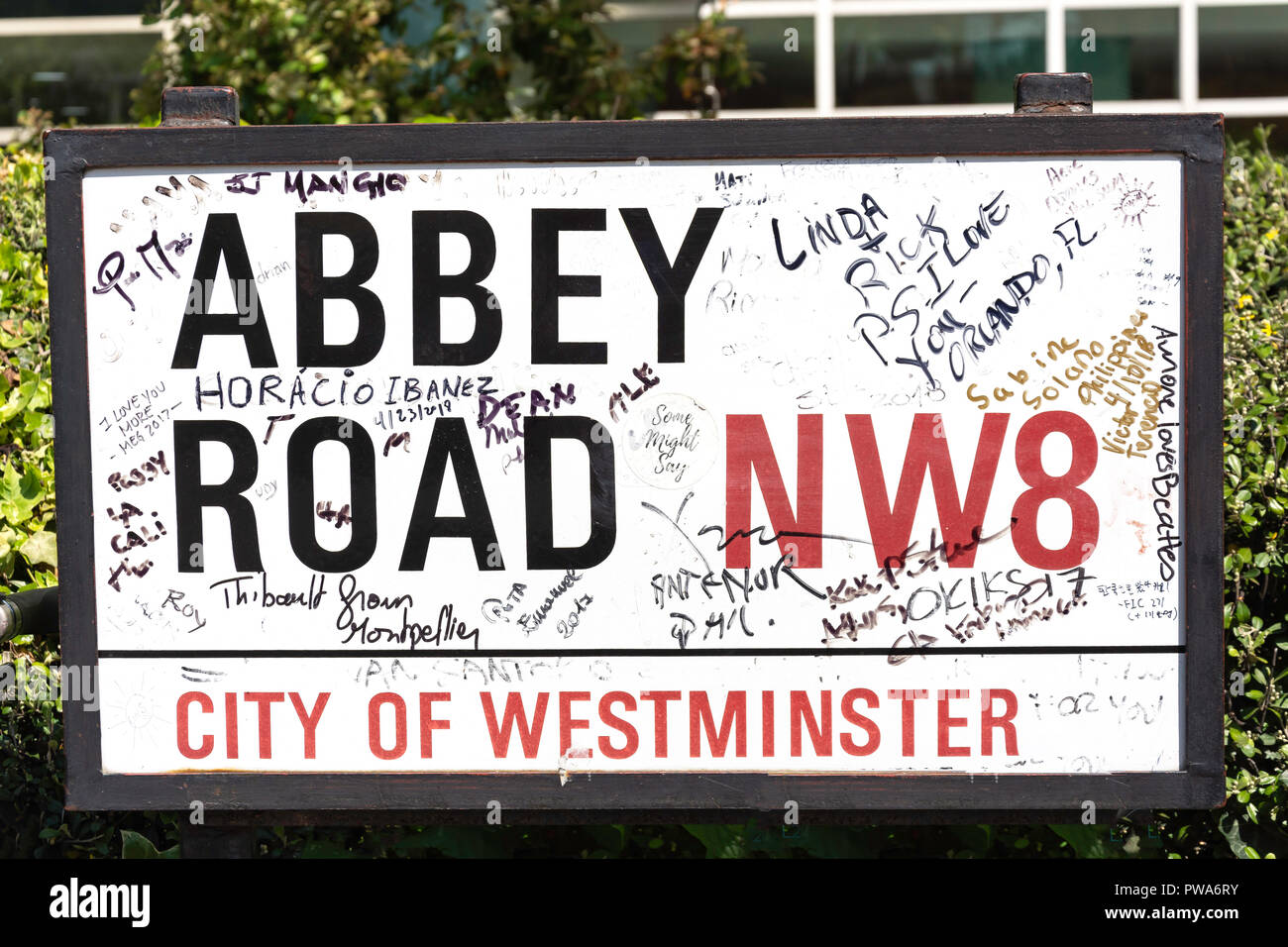 Graffiti sur une plaque de rue, Abbey Road, St John's Wood, City of westminster, Greater London, Angleterre, Royaume-Uni Banque D'Images