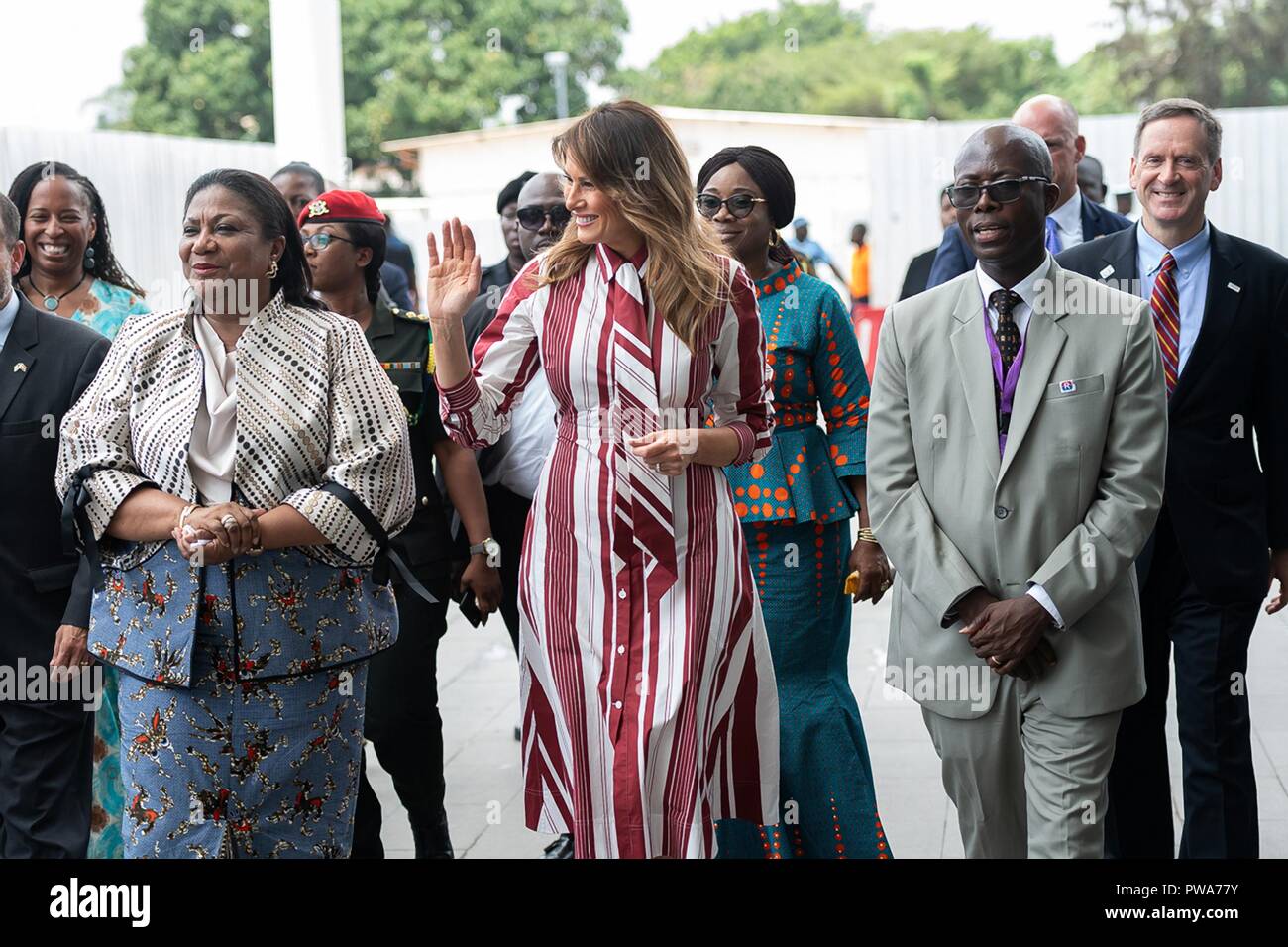 La première dame des États-Unis Melania Trump vagues lorsqu'elle marche avec Rebecca Akufo-Addo, la Première Dame de la République du Ghana, à gauche et de M. Emmanuel K. Srofenyoh, directeur médical de l'hôpital au cours d'une visite à l'Hôpital régional de Greater Accra, 2 octobre 2018 à Accra, Ghana. C'est le premier solo voyage international par la Première Dame. Banque D'Images
