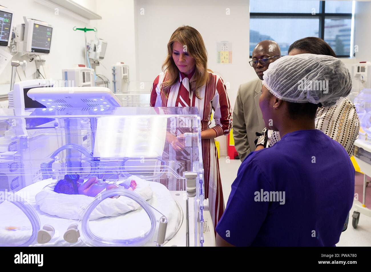 La première dame des États-Unis Melania Trump, Rebecca Akufo-Addo, la Première Dame de la République du Ghana, et le Dr Emmanuel K. Srofenyoh, directeur médical de l'hôpital au cours d'une visite à l'Hôpital régional de Greater Accra, 2 octobre 2018 à Accra, Ghana. C'est le premier solo voyage international par la Première Dame. Banque D'Images