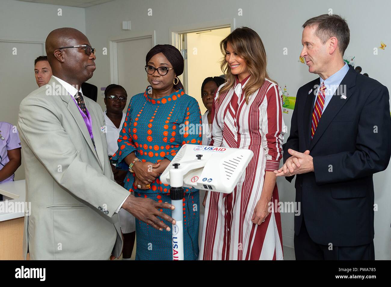 La première dame des États-Unis Melania Trump, Rebecca Akufo-Addo, la Première Dame de la République du Ghana, le Dr Emmanuel K. Srofenyoh, gauche, directeur médical de l'hôpital et Mark Green, l'administrateur de l'USAID, a fait don de matériel médical vue lors d'une visite à l'Hôpital régional de Greater Accra, 2 octobre 2018 à Accra, Ghana. C'est le premier solo voyage international par la Première Dame. Banque D'Images