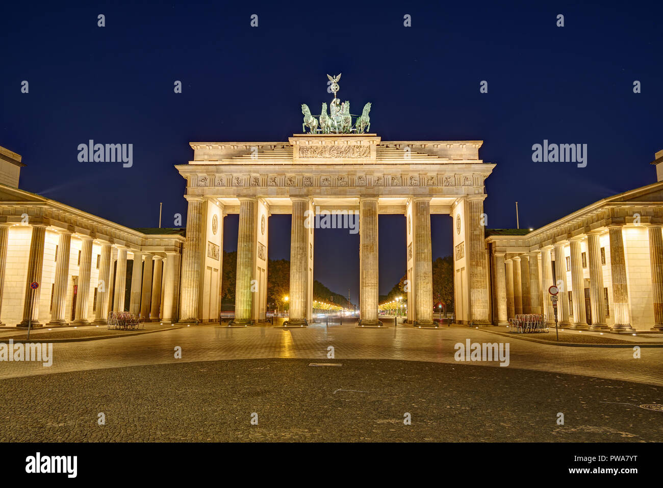 La célèbre porte de Brandebourg à Berlin illuminée la nuit Banque D'Images
