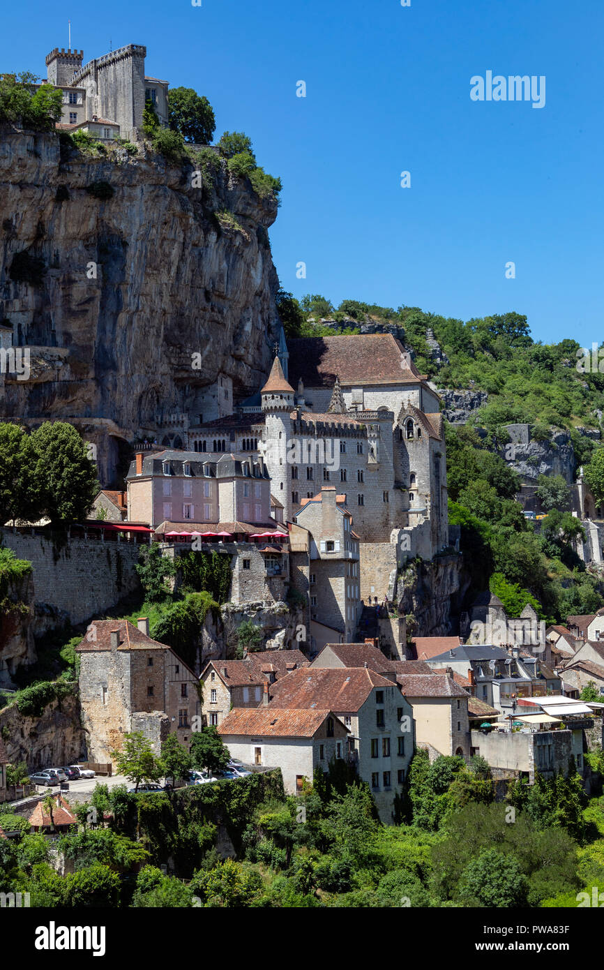 Rocamadour dans le département du lot dans le sud-ouest de la France. Rocamadour a attiré des visiteurs pour son réglage dans une gorge au-dessus d'un affluent de la rivière D Banque D'Images Rocamadour dans le département du lot dans le sud-ouest de la France. Rocamadour a attiré des visiteurs pour son réglage dans une gorge au-dessus d'un affluent de la rivière D Banque D'Images